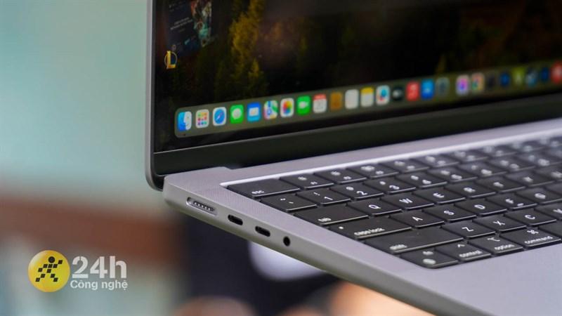 Cạnh trái của MacBook Pro 14 inch 2023