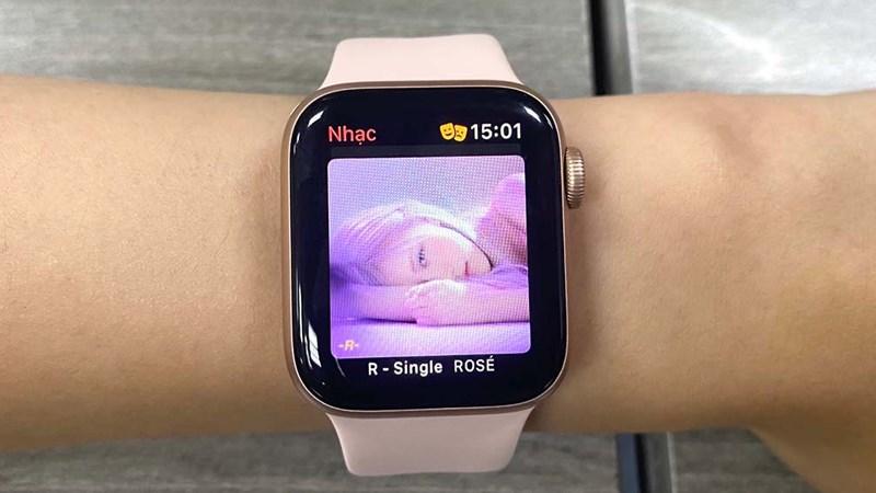 Đặt iPhone gần Apple Watch tr&ecirc;n bộ sạc của n&oacute;