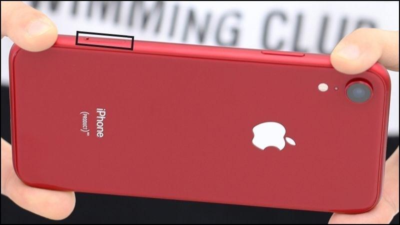 iPhone Xr sở hữu khe sim vật l&yacute; ở cạnh phải của m&aacute;y