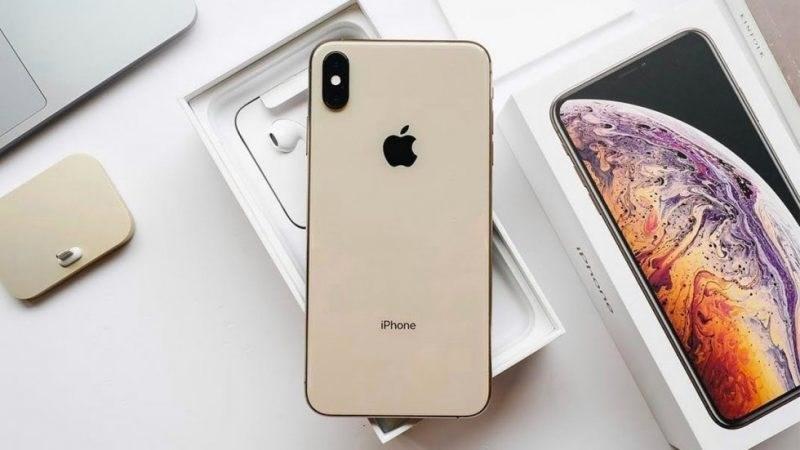 iPhone Xs c&oacute; thiết kế cao cấp với viền th&eacute;p kh&ocirc;ng gỉ hiện đại