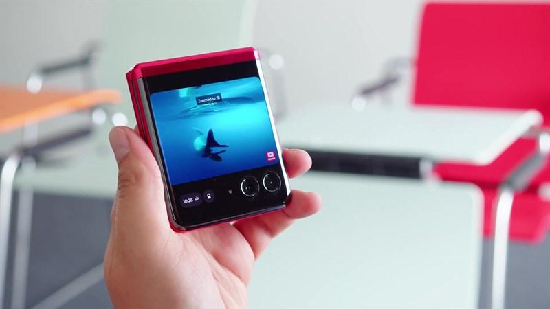 Màn hình chính của Razr 40 Ultra sử dụng tấm nền LTPO OLED có thể gập lại kích thước 6.9 inch.