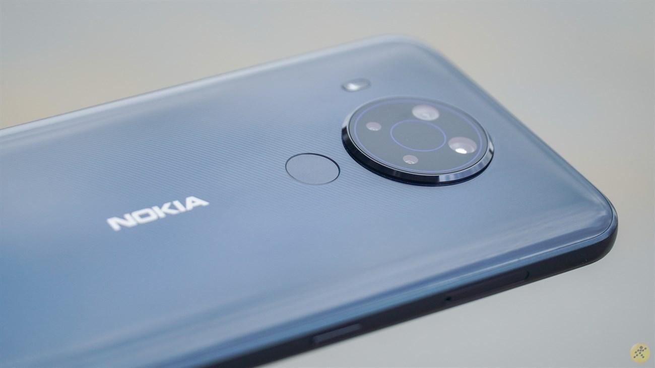 Mặt lưng Nokia 5.4 có những đường vân chạy xéo độc đáo