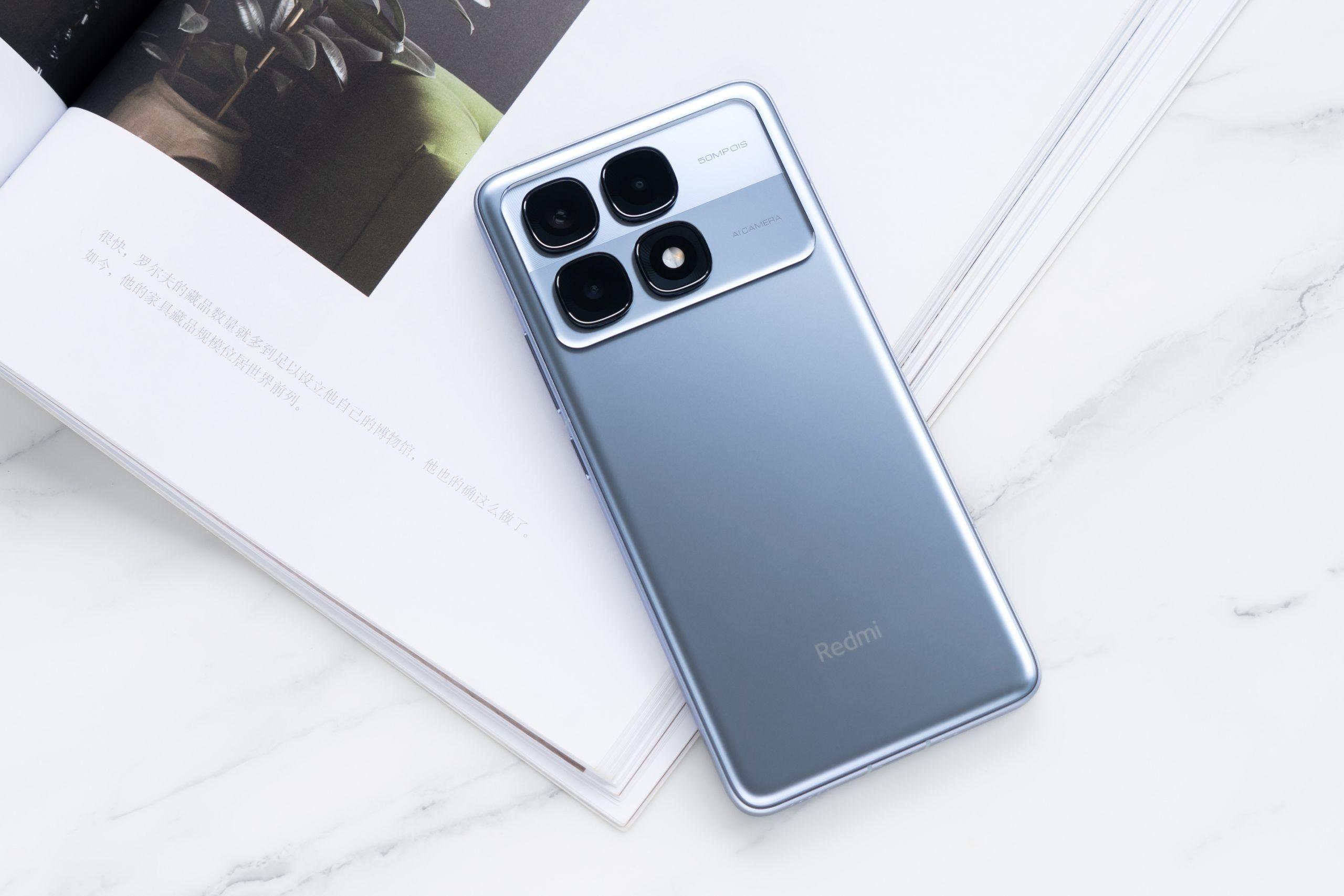 Redmi K70 Ultra được thiết kế theo kiểu dáng vuông quen thuộc. Nguồn: Vopmart.