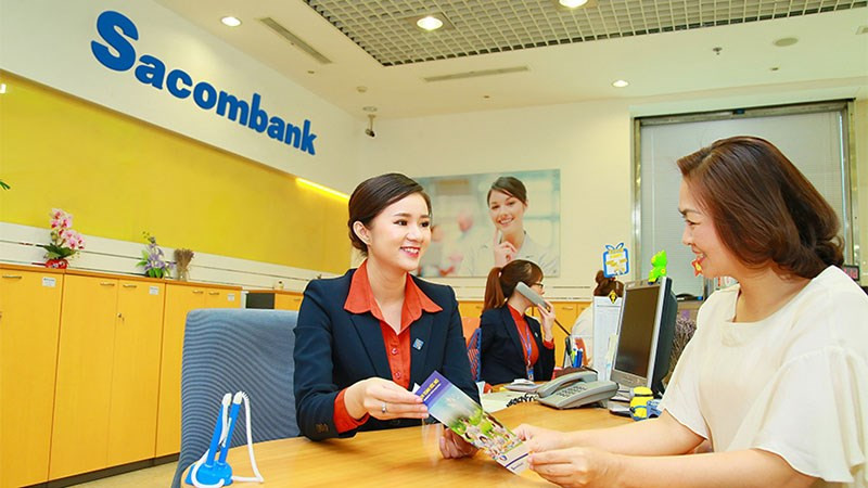 alt text: Giao dịch tại quầy Sacombank