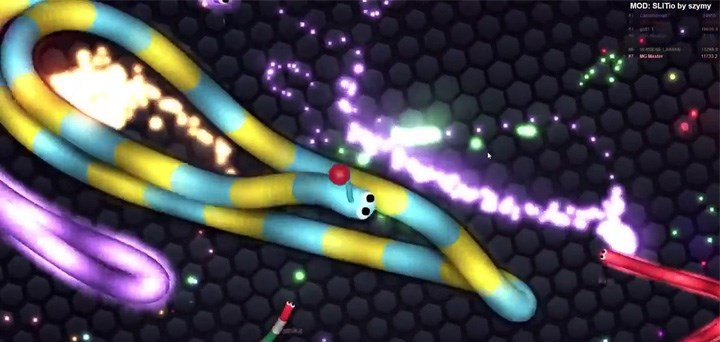 alt text: Rắn Slither.io đang săn mồi