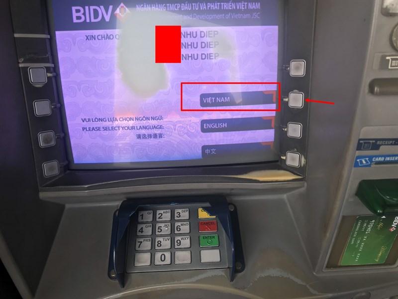 Cho thẻ ATM vào khe, nhập mã PIN