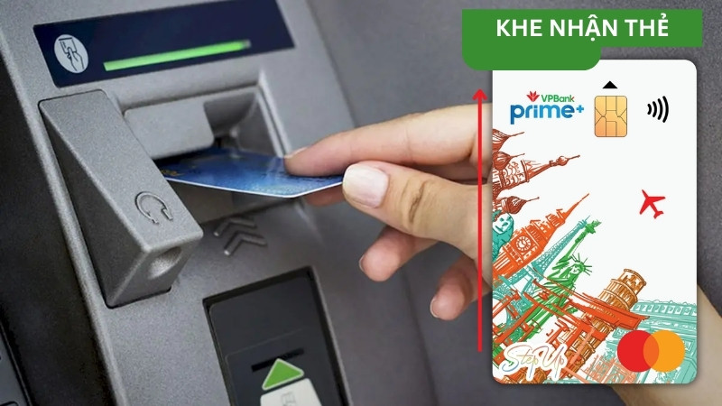 Đưa thẻ vào máy ATM