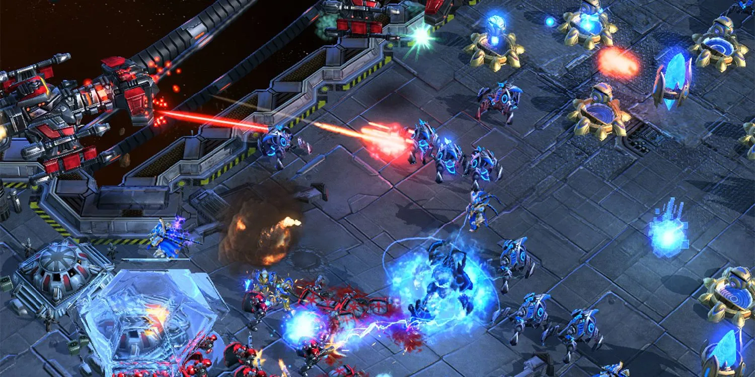 Ảnh chụp màn hình gameplay của StarCraft II với các đơn vị và công trình quân sự trên bản đồ