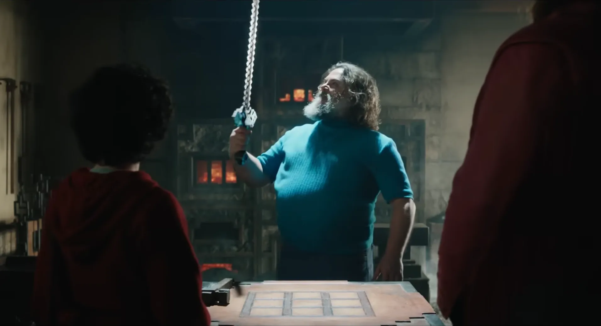 Ảnh Jack Black trong vai Steve cầm kiếm trong phim Minecraft
