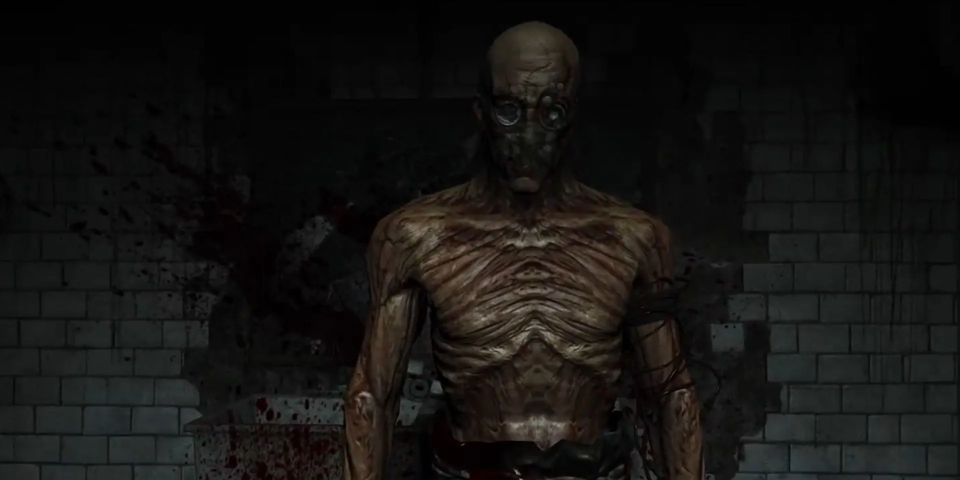 Bác sĩ Trager với cây kéo phẫu thuật khổng lồ truy đuổi người chơi trong Outlast