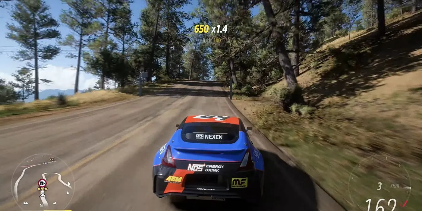 Chiếc Nissan 370Z 2018 Formula Drift trong game Forza Horizon 5 đang drift trên đường đua đầy màu sắc