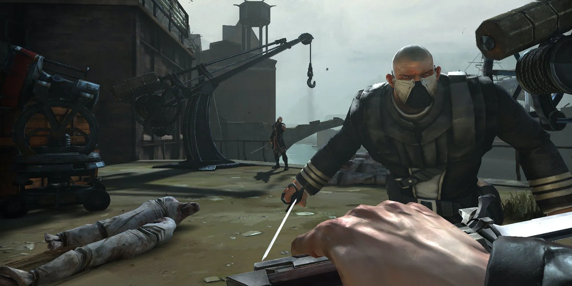 Corvo Attano sử dụng kỹ năng ám sát một cách lén lút trong Dishonored