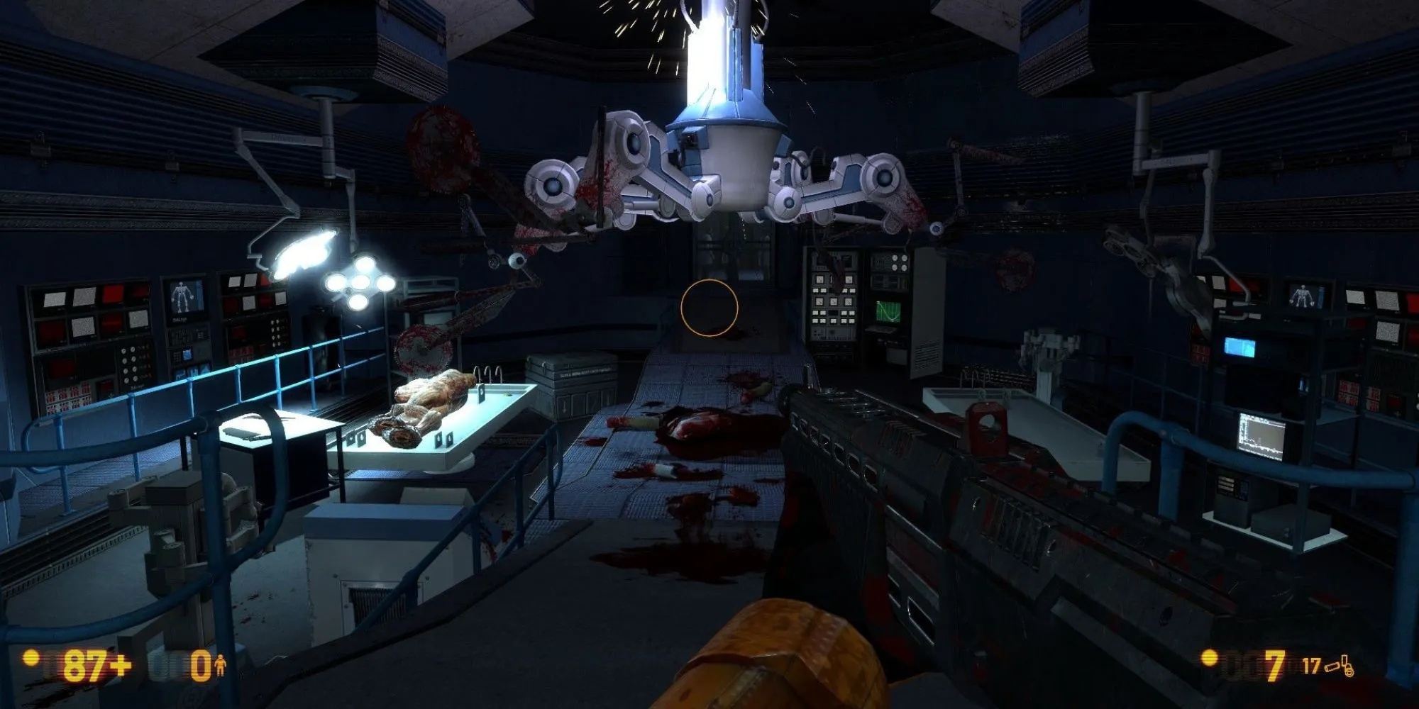 Gordon Freeman trong Black Mesa cầm xà beng đối mặt với một Headcrab trong môi trường phòng thí nghiệm đổ nát