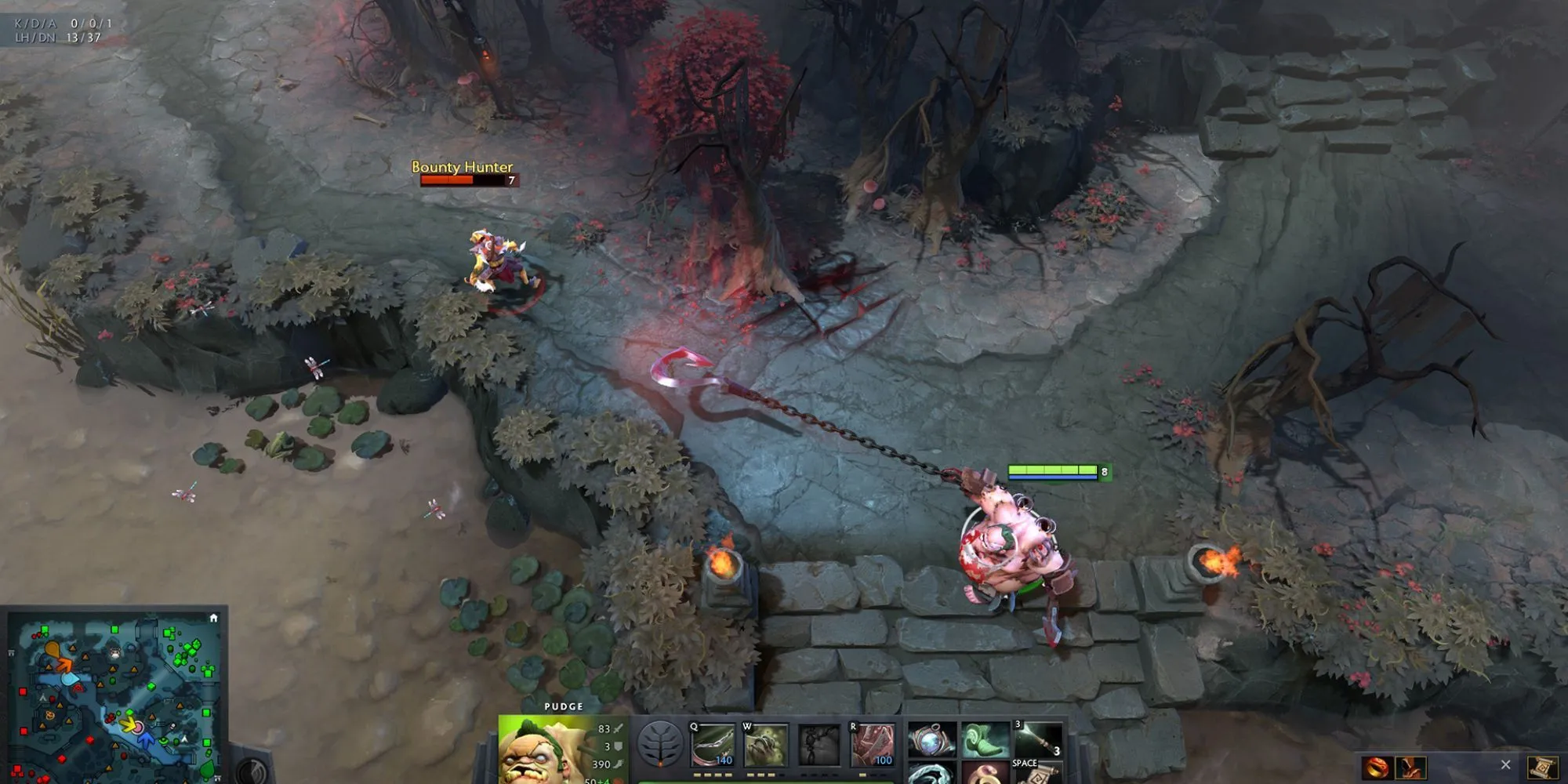 Hero Pudge trong Dota 2 đang tấn công Bounty Hunter trong một pha giao tranh