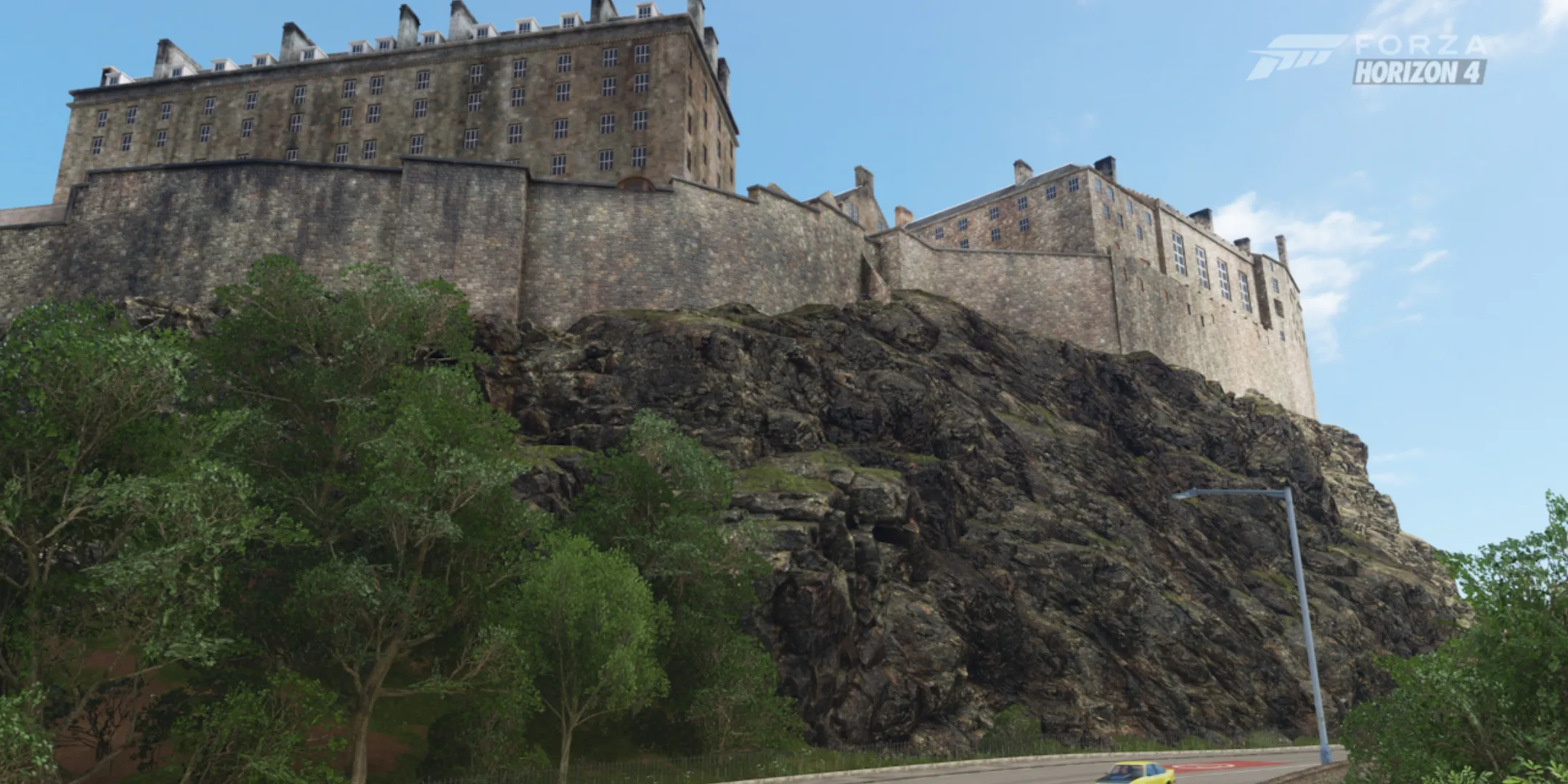 Lâu đài Edinburgh trong Forza Horizon 4 với khung cảnh hùng vĩ