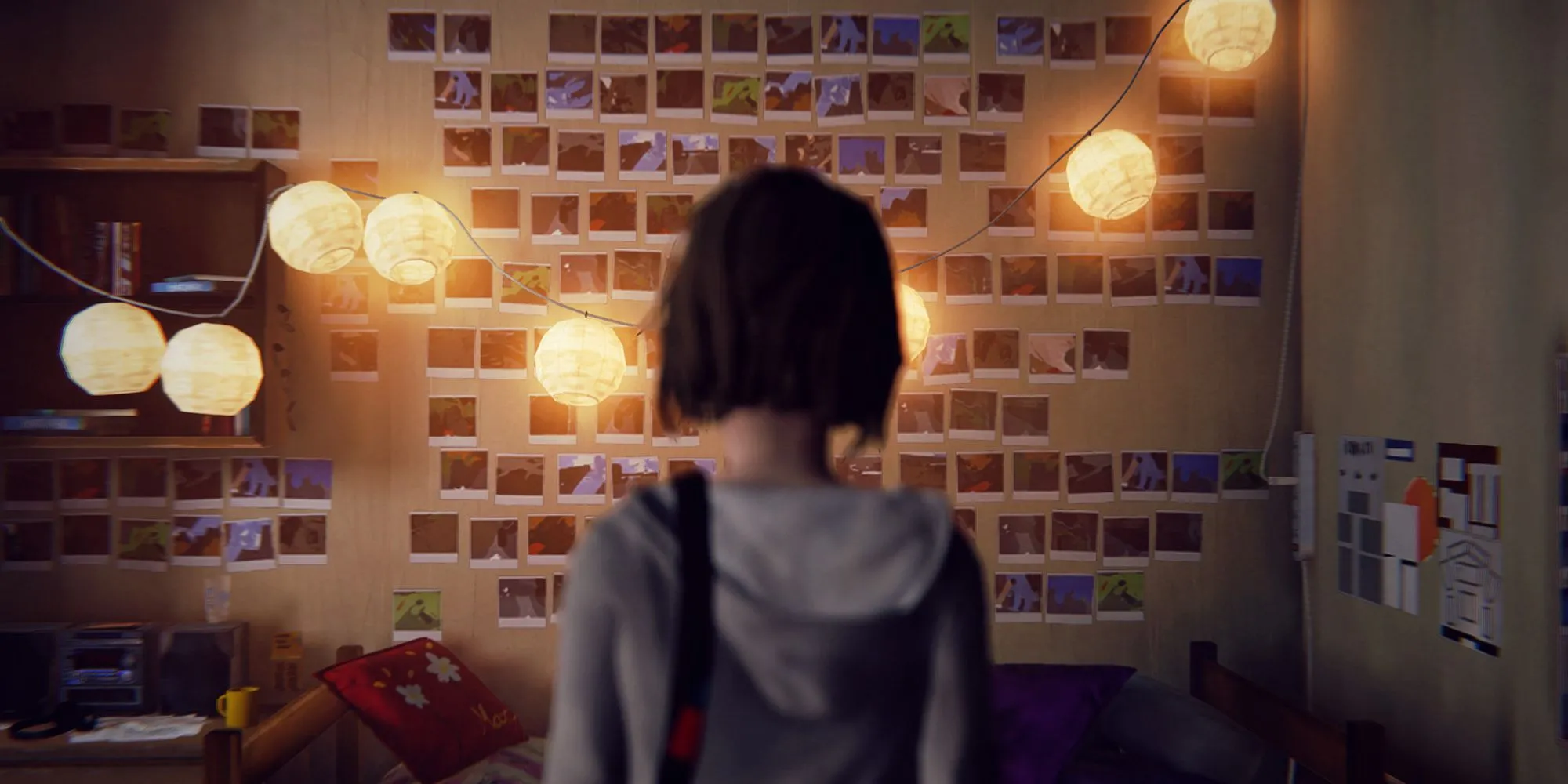 Max Caulfield từ Life is Strange đang xem xét bức tường đầy ảnh polaroid