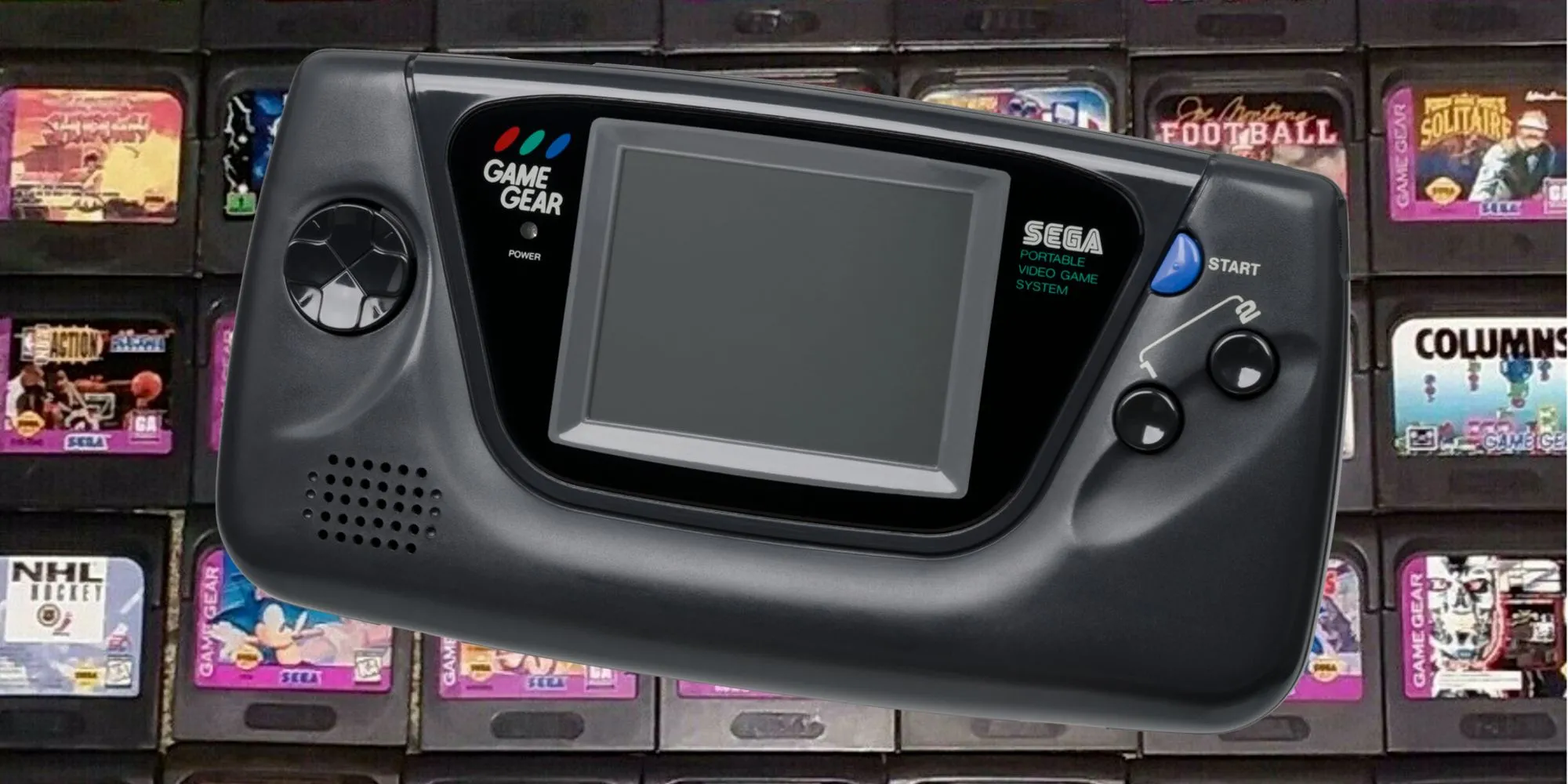 Máy chơi game cầm tay Sega Game Gear với màn hình màu và tựa game Sonic the Hedgehog
