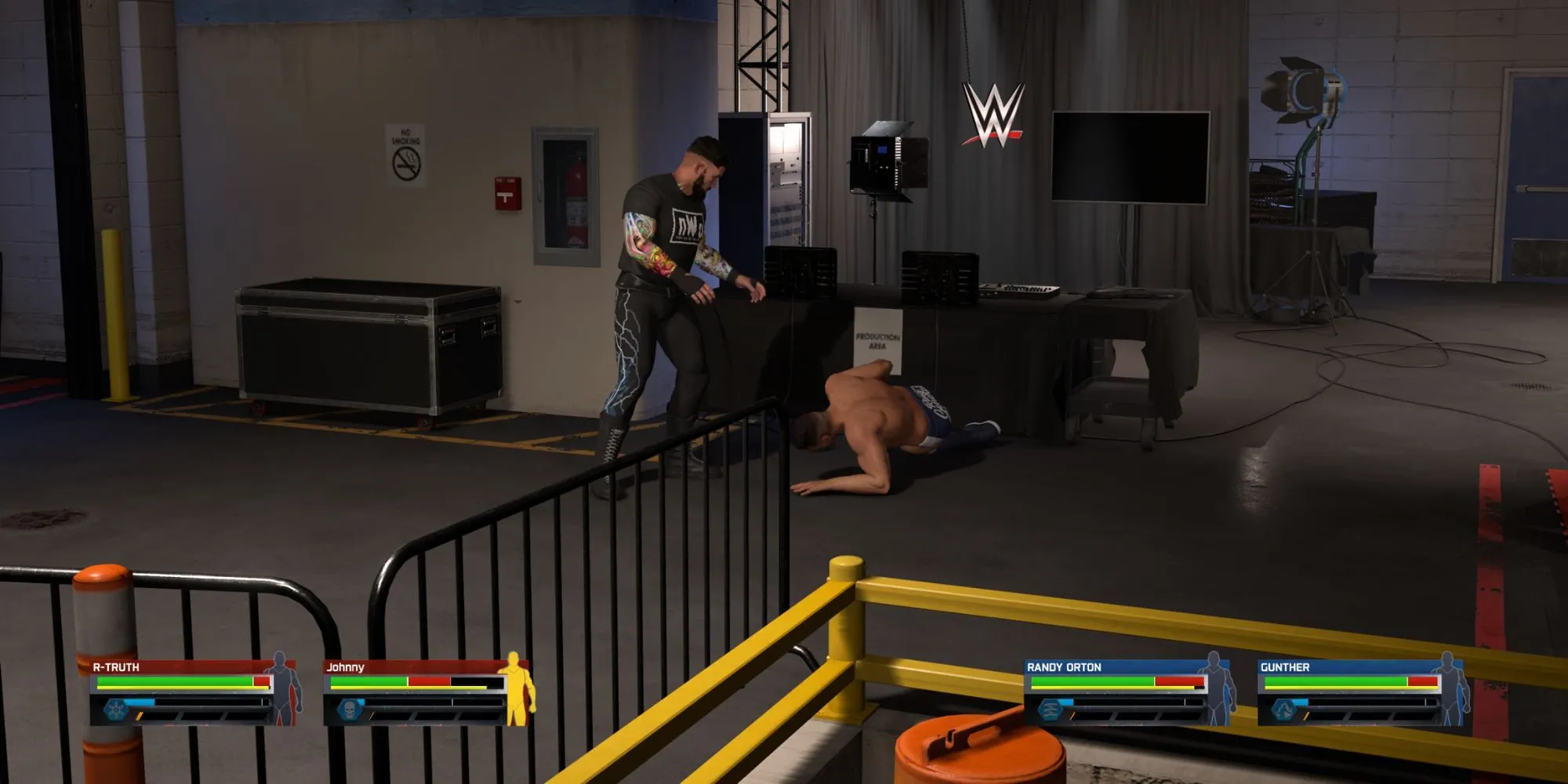 Một cảnh ẩu đả hậu trường trong chế độ MyRise của WWE 2K25