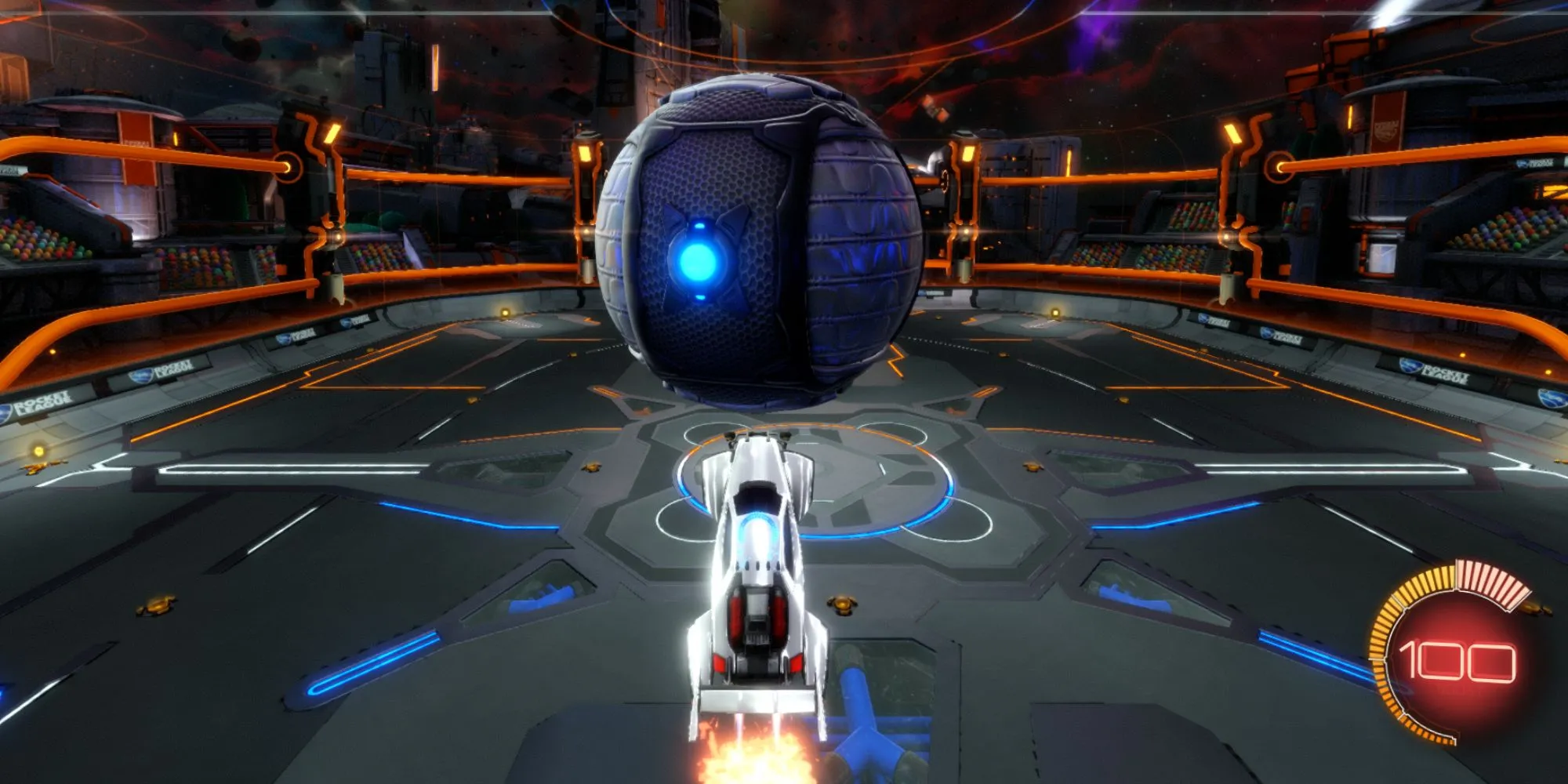 Một chiếc xe trong Rocket League thực hiện cú rê bóng trên không đầy kỹ thuật