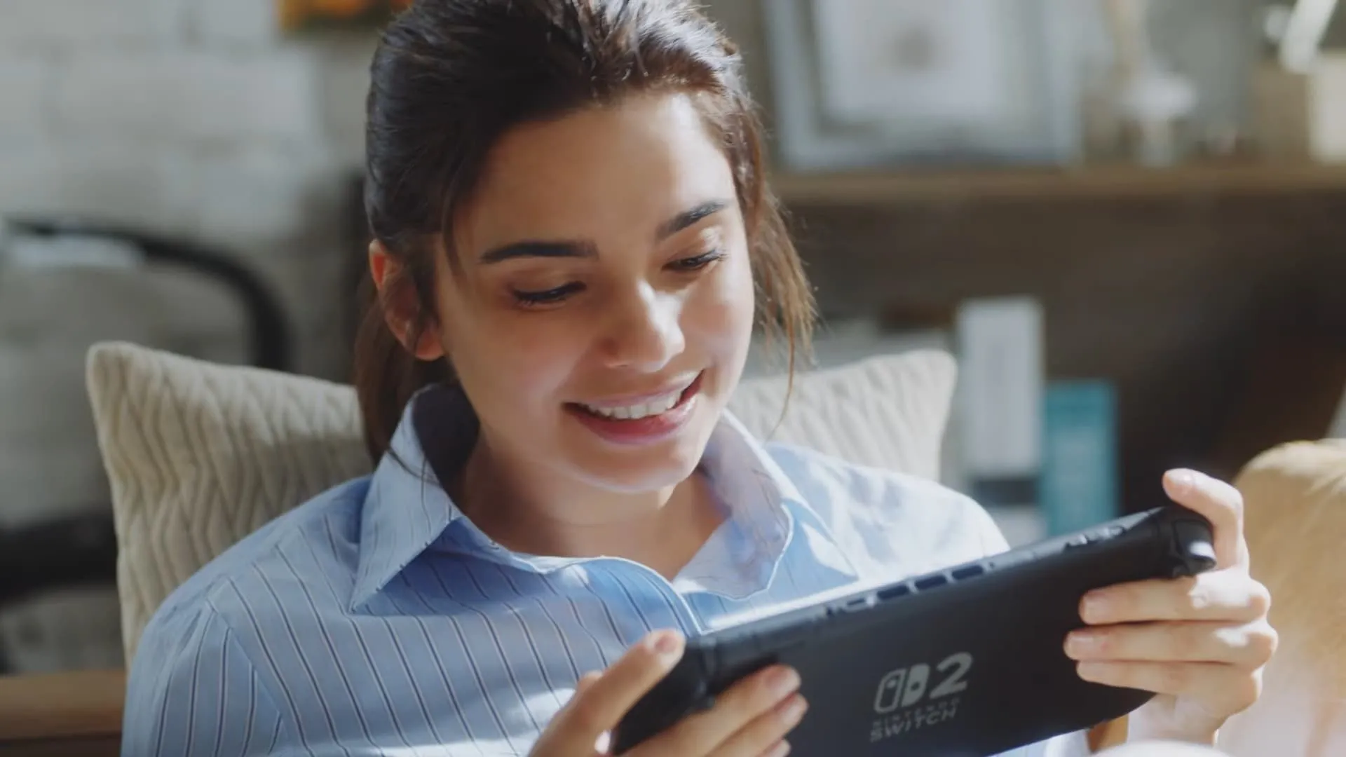 Người dùng trải nghiệm Nintendo Switch 2 ở chế độ cầm tay và các tính năng mới