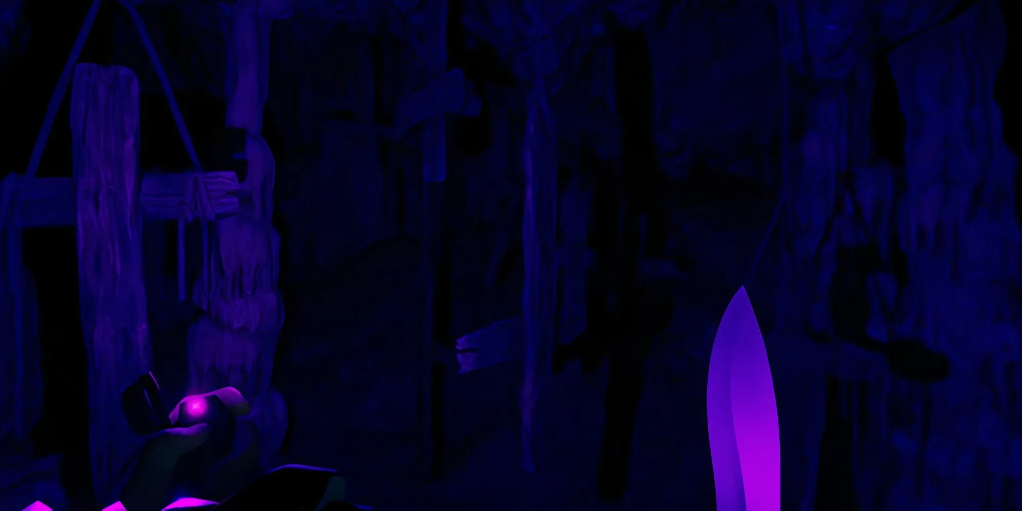 Nhân vật chính Sons of the Forest cầm dao và đuốc khám phá hang động tối tăm