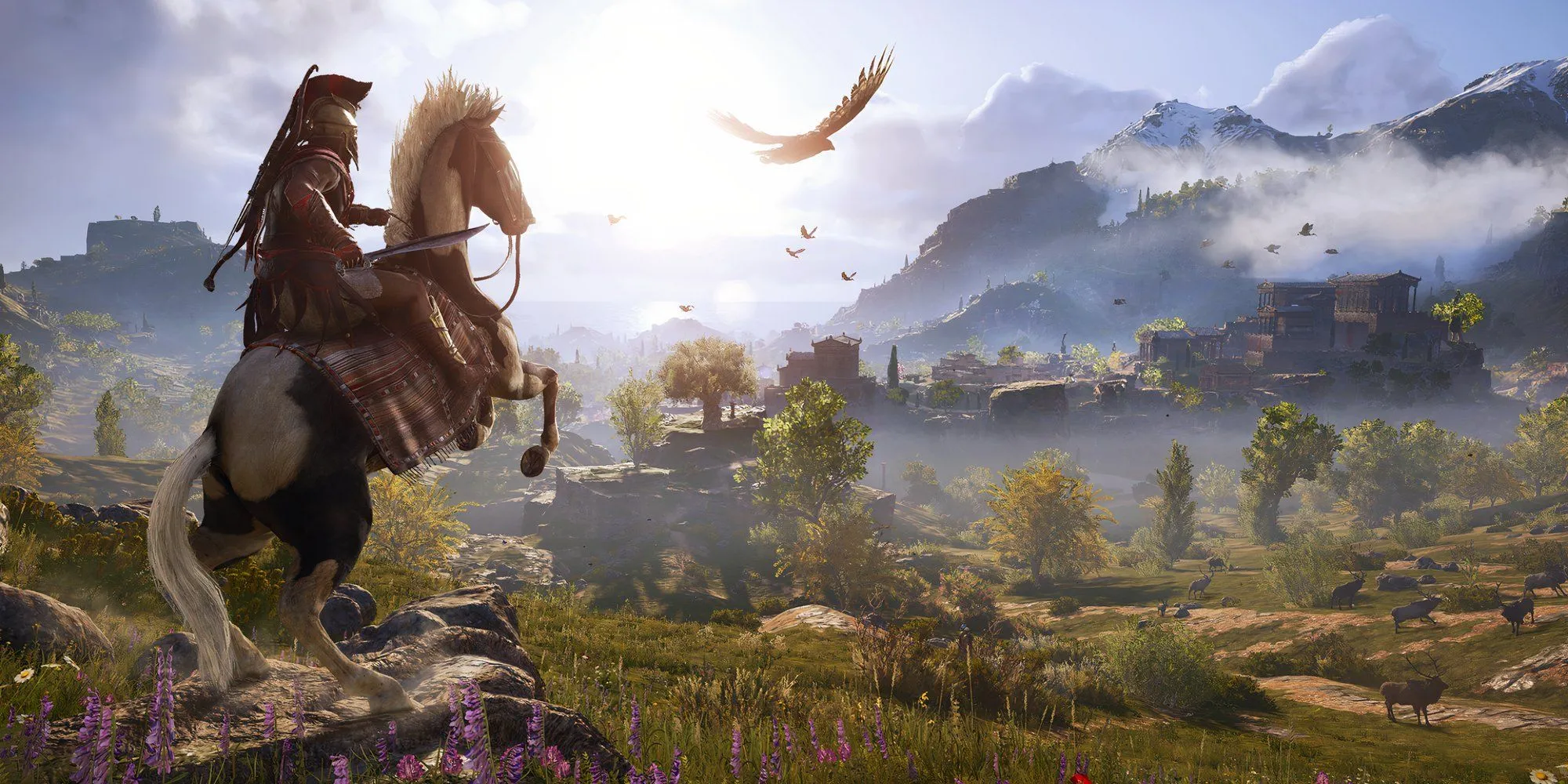 Nhân vật nam chính trong Assassin's Creed Odyssey cưỡi ngựa dừng trên một ngọn đồi nhìn ra cảnh quan Hy Lạp cổ đại