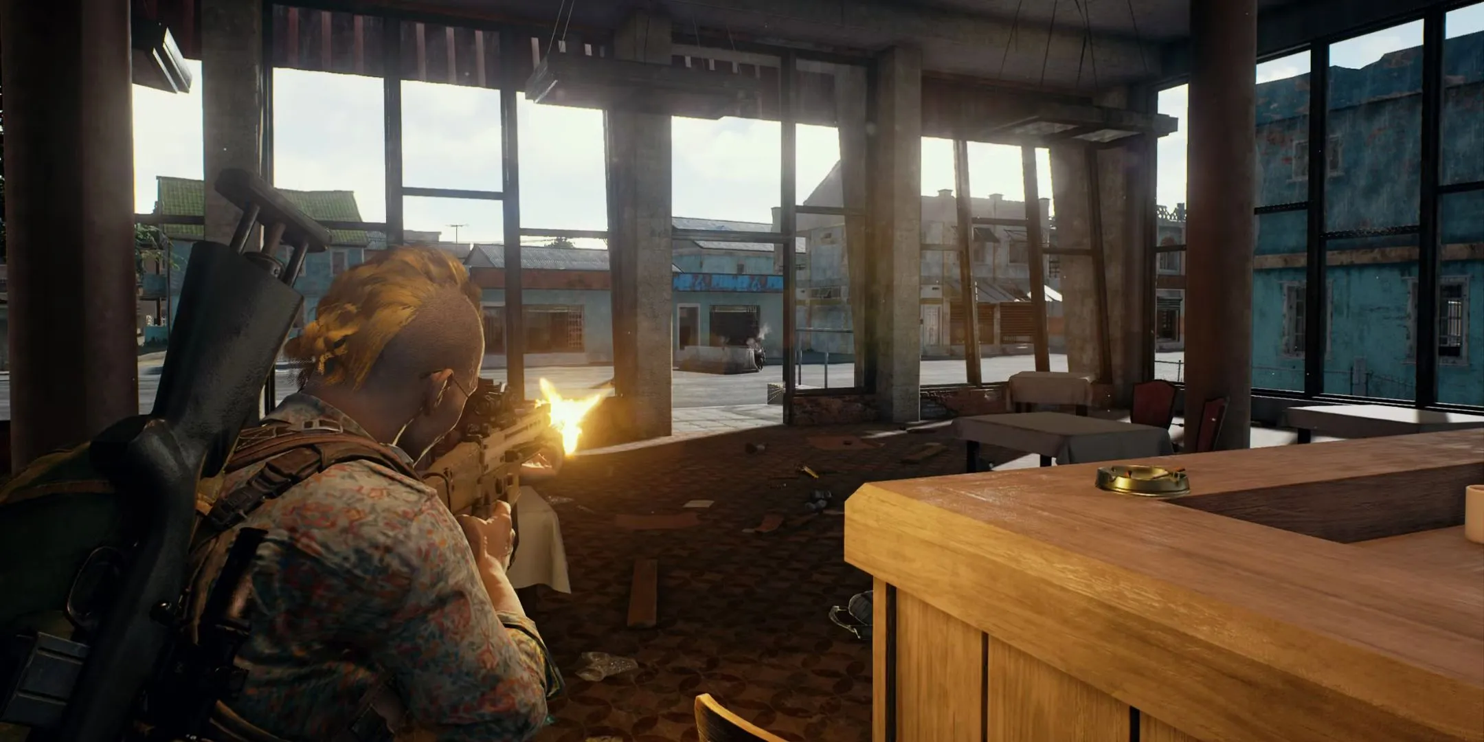 Nhân vật người chơi trong PUBG đang ngắm bắn súng trong một trận chiến sinh tồn