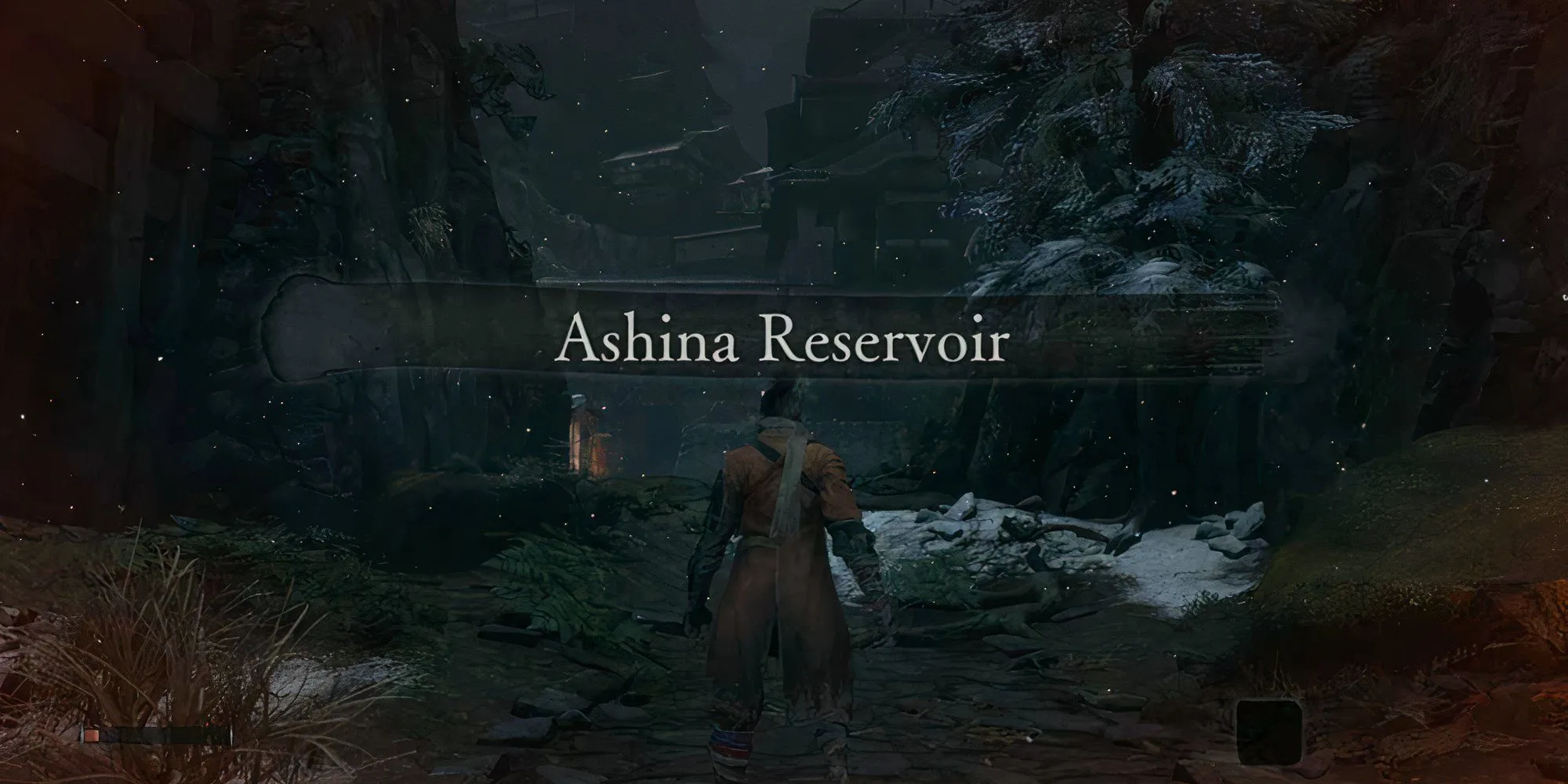 Nhân vật Wolf di chuyển trong khu vực Ashina Reservoir phủ tuyết trắng của Sekiro