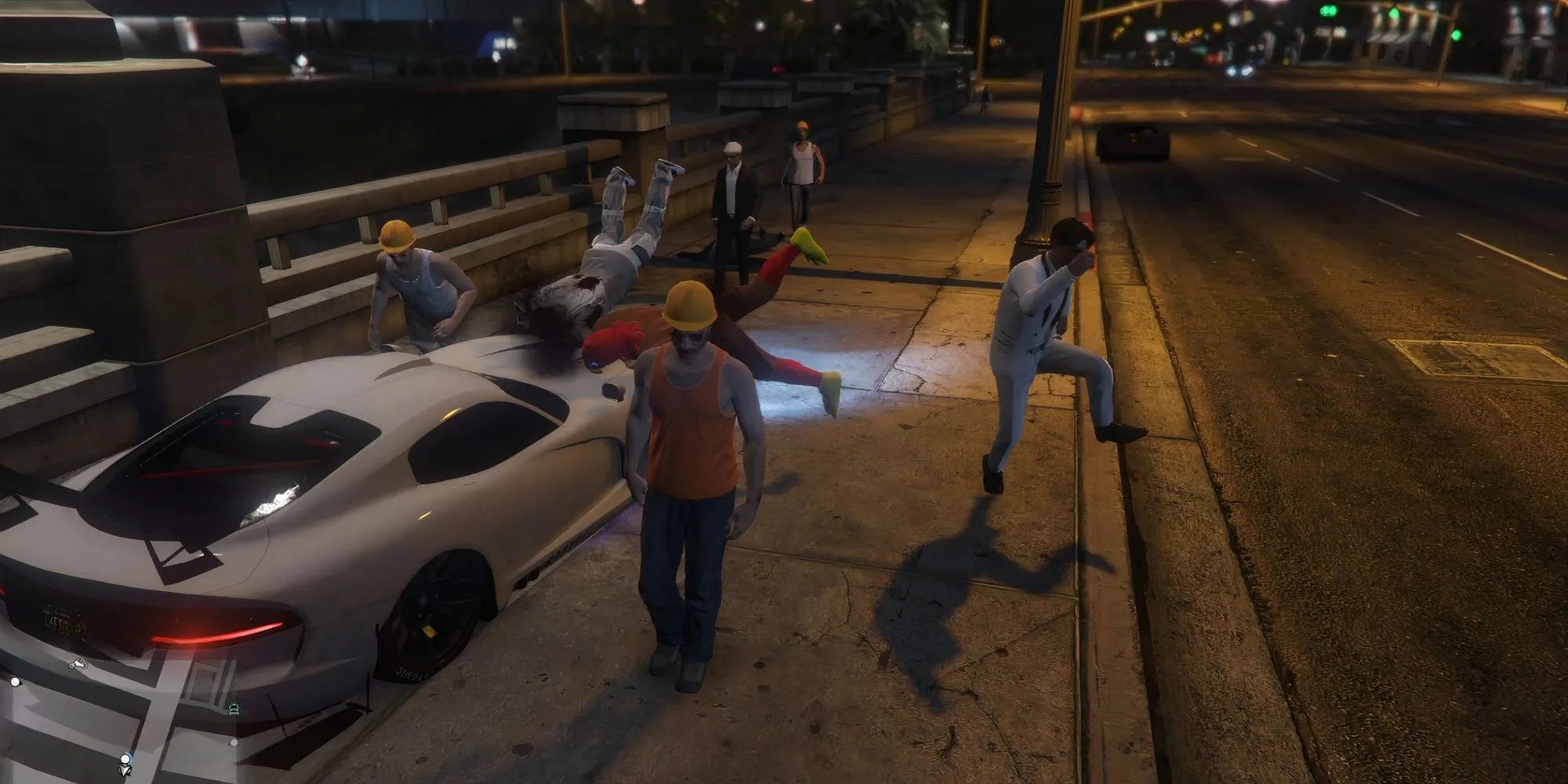 Nhóm người biểu tình trong GTA 5 Online bị một chiếc xe hơi đâm phải một cách bất ngờ