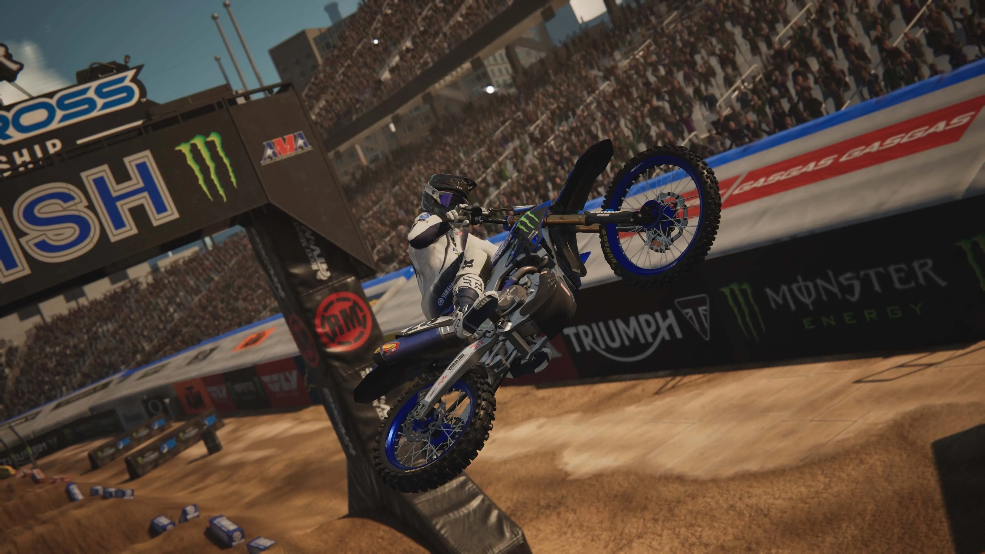 Pha bay người ấn tượng qua chướng ngại vật trong game đua xe địa hình Monster Energy Supercross 25