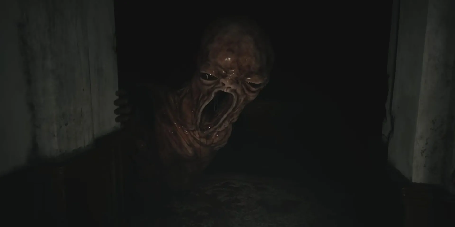 Quái vật Em Bé khổng lồ xuất hiện và truy đuổi Ethan Winters trong Resident Evil Village