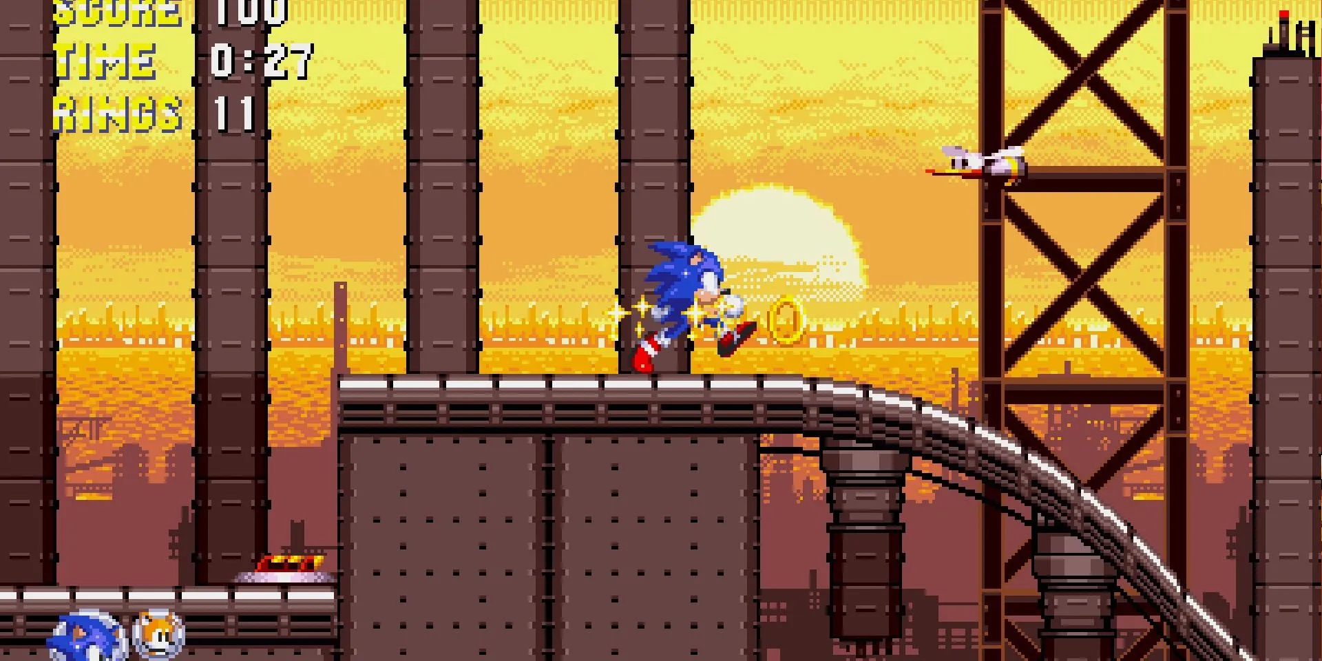 Sonic đang chạy trên một nền tảng kim loại lúc hoàng hôn trong Sonic Triple Trouble 16-bit