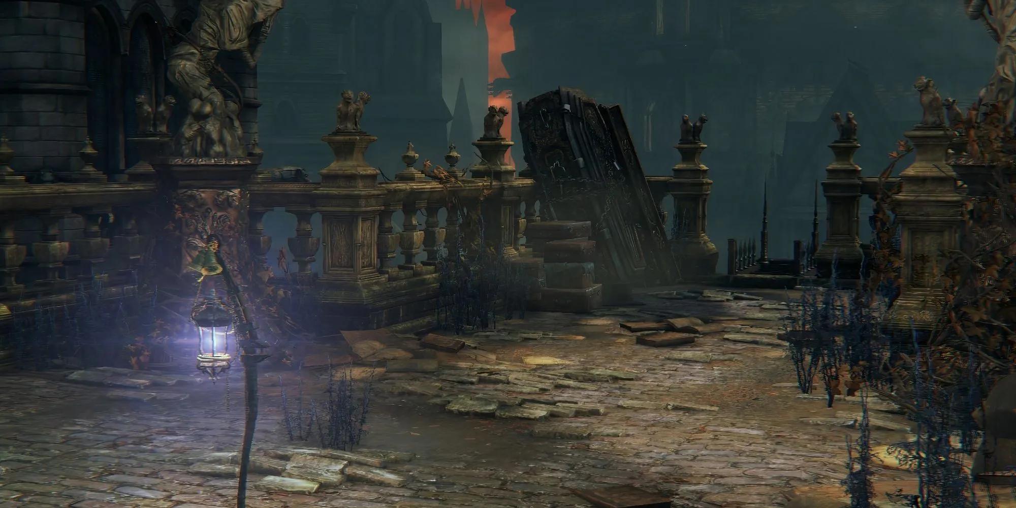 Thợ săn đơn độc bước đi trên con phố Pflasterstein ẩm ướt của Central Yharnam trong Bloodborne