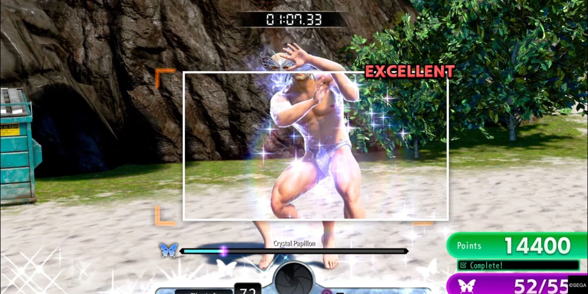 Trùm cuối Crystal Papillon phát sáng chuẩn bị tấn công trong minigame Sicko Snap của Like a Dragon: Pirate Yakuza in Hawaii