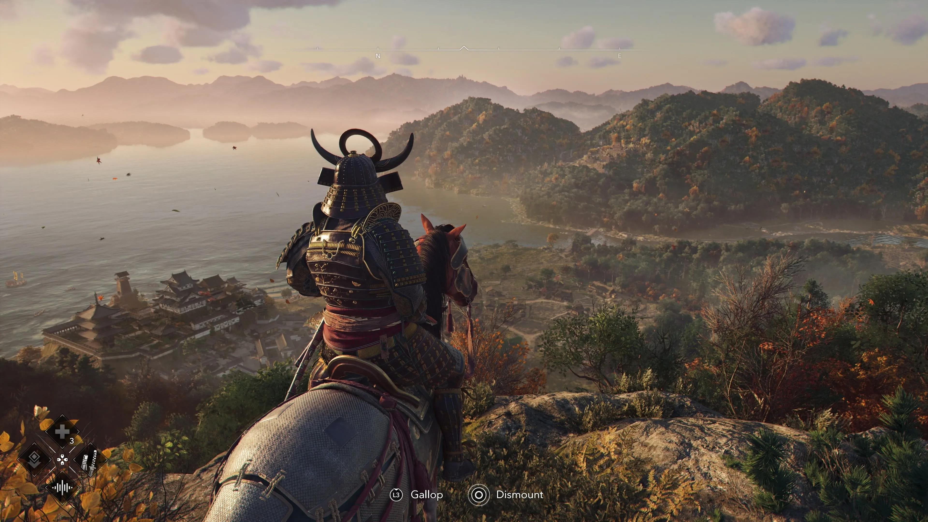 Yasuke đứng nhìn bản đồ rộng lớn của Nhật Bản trong Assassin's Creed Shadows