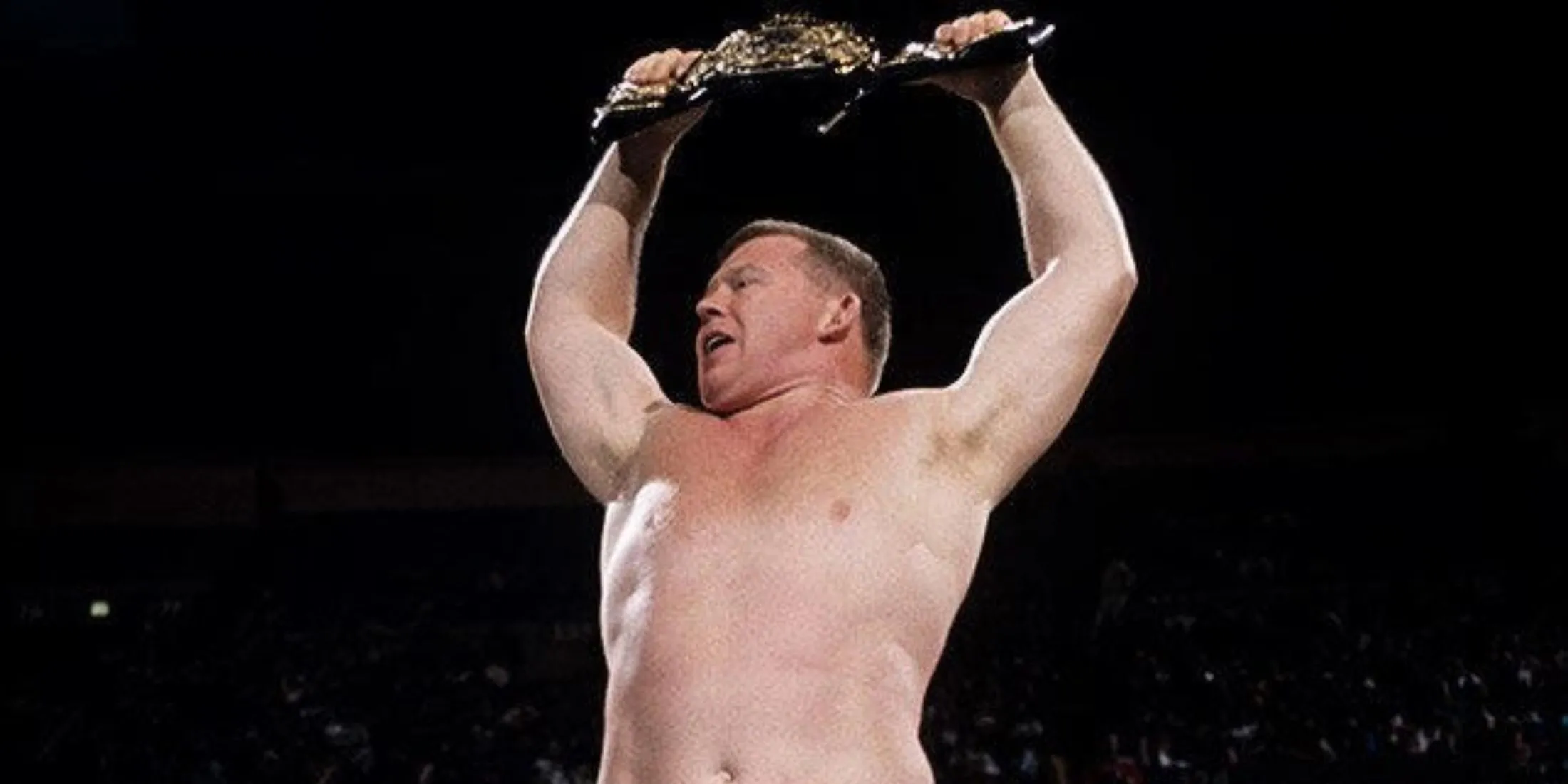 Bob Backlund với khuôn mặt nghiêm nghị cầm đai vô địch WWE