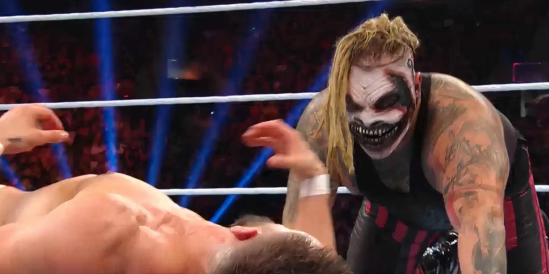 Bray Wyatt, trong vai The Fiend, đấu với Finn Balor tại trận đấu năm 2019.