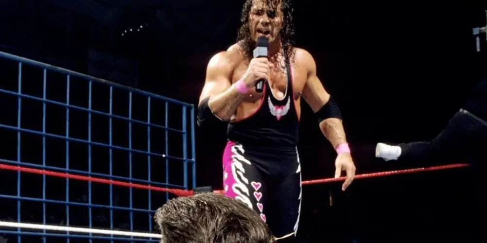 Bret Hart biểu cảm giận dữ trong một đoạn phỏng vấn