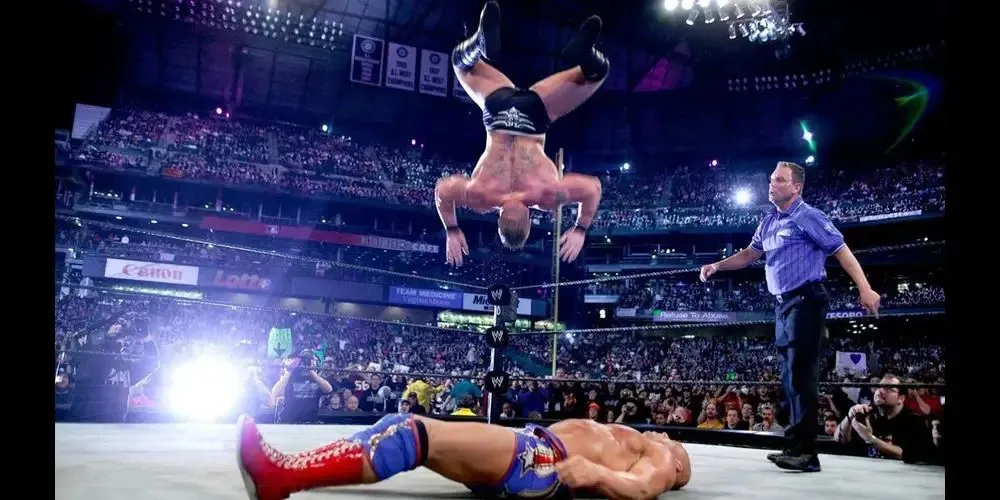 Brock Lesnar thực hiện Shooting Star Press và tiếp đất bằng đầu