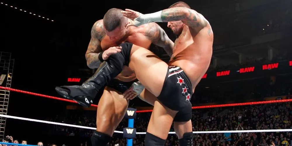 CM Punk thực hiện đòn GTS lên Randy Orton trong trận đấu đồng đội tại Raw