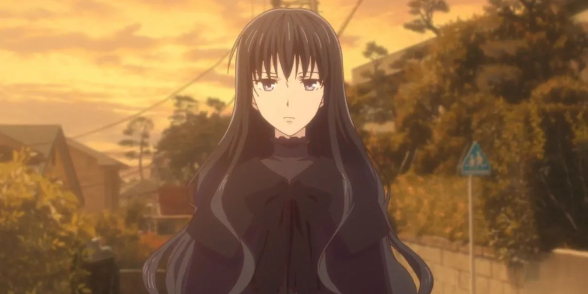 Hanajima Saki với mái tóc đen che mặt, đứng cùng Tohru và Arisa trong Fruits Basket (2019)