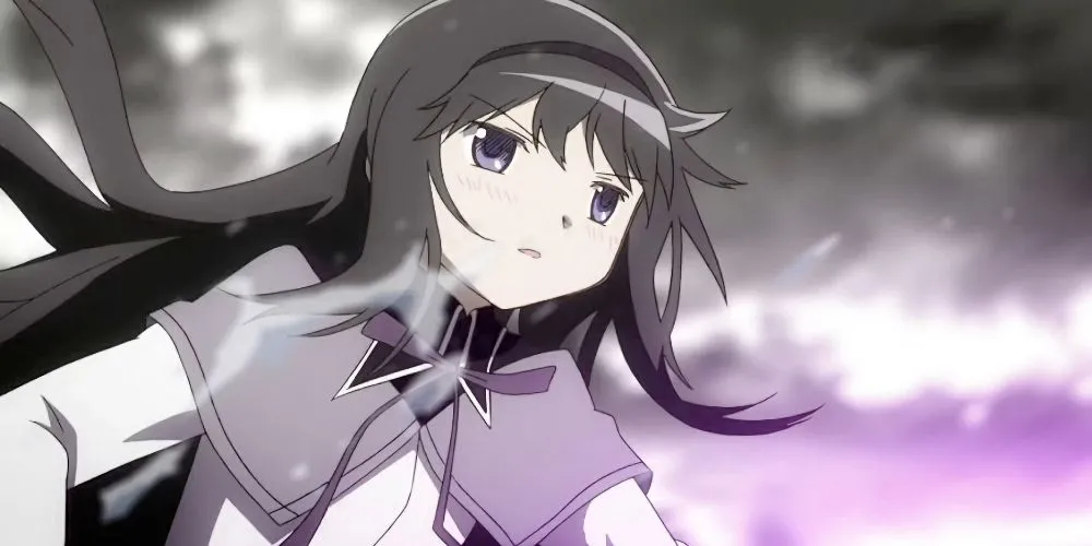 Homura Akemi với mái tóc đen dài và đôi mắt tím lạnh lùng trong Puella Magi Madoka Magica