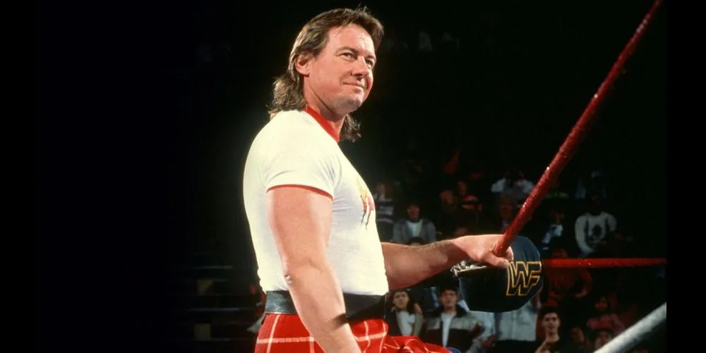 Huyền thoại Rowdy Roddy Piper trong một phân đoạn phỏng vấn tại WWE