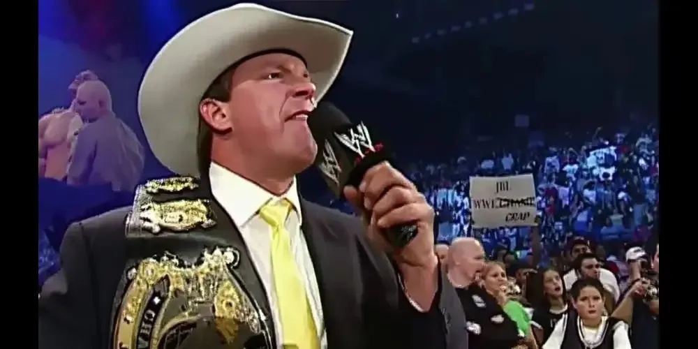 JBL với chiếc đai WWE, biểu tượng của sự giàu có và kiêu ngạo