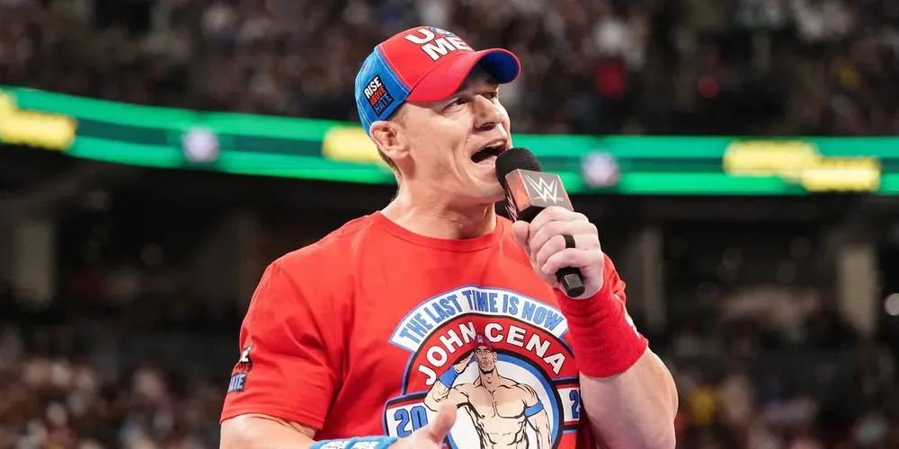John Cena giơ cao nắm đấm ăn mừng trên võ đài