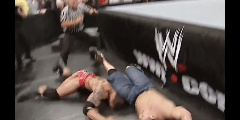 John Cena và Batista cùng ngã ra khỏi võ đài Royal Rumble 2005