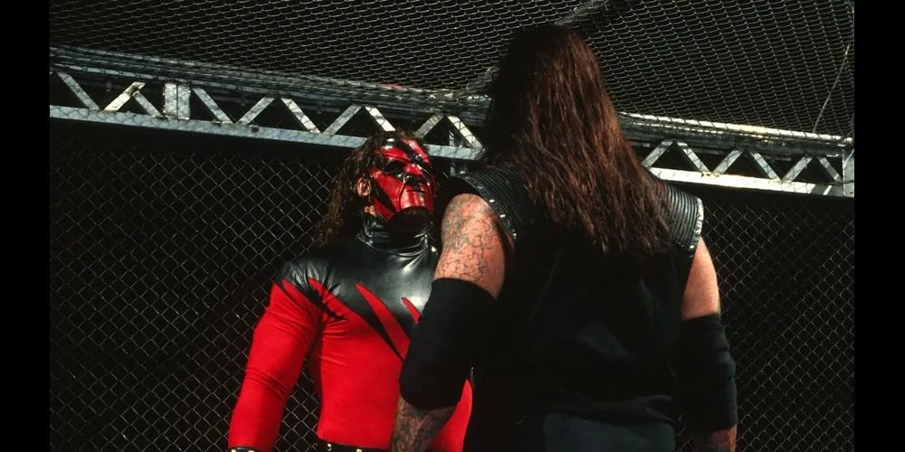 Kane phá cửa lồng Hell in a Cell đối mặt với The Undertaker