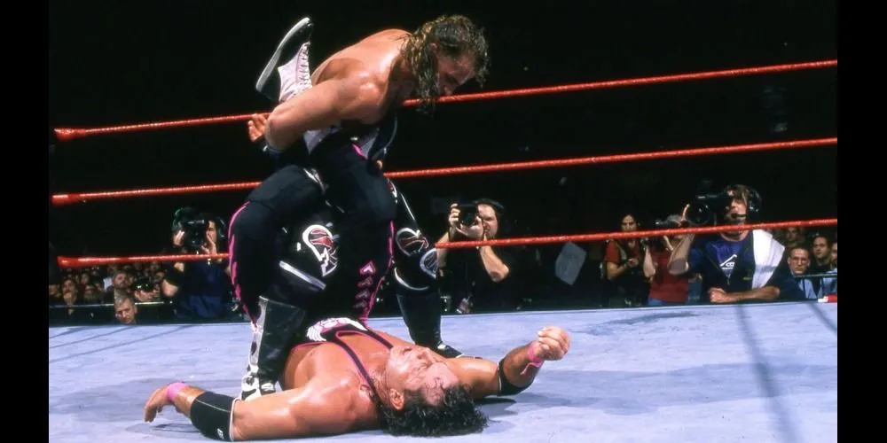 Khoảnh khắc Vince McMahon ra hiệu cho trọng tài rung chuông kết thúc trận đấu Montreal Screwjob