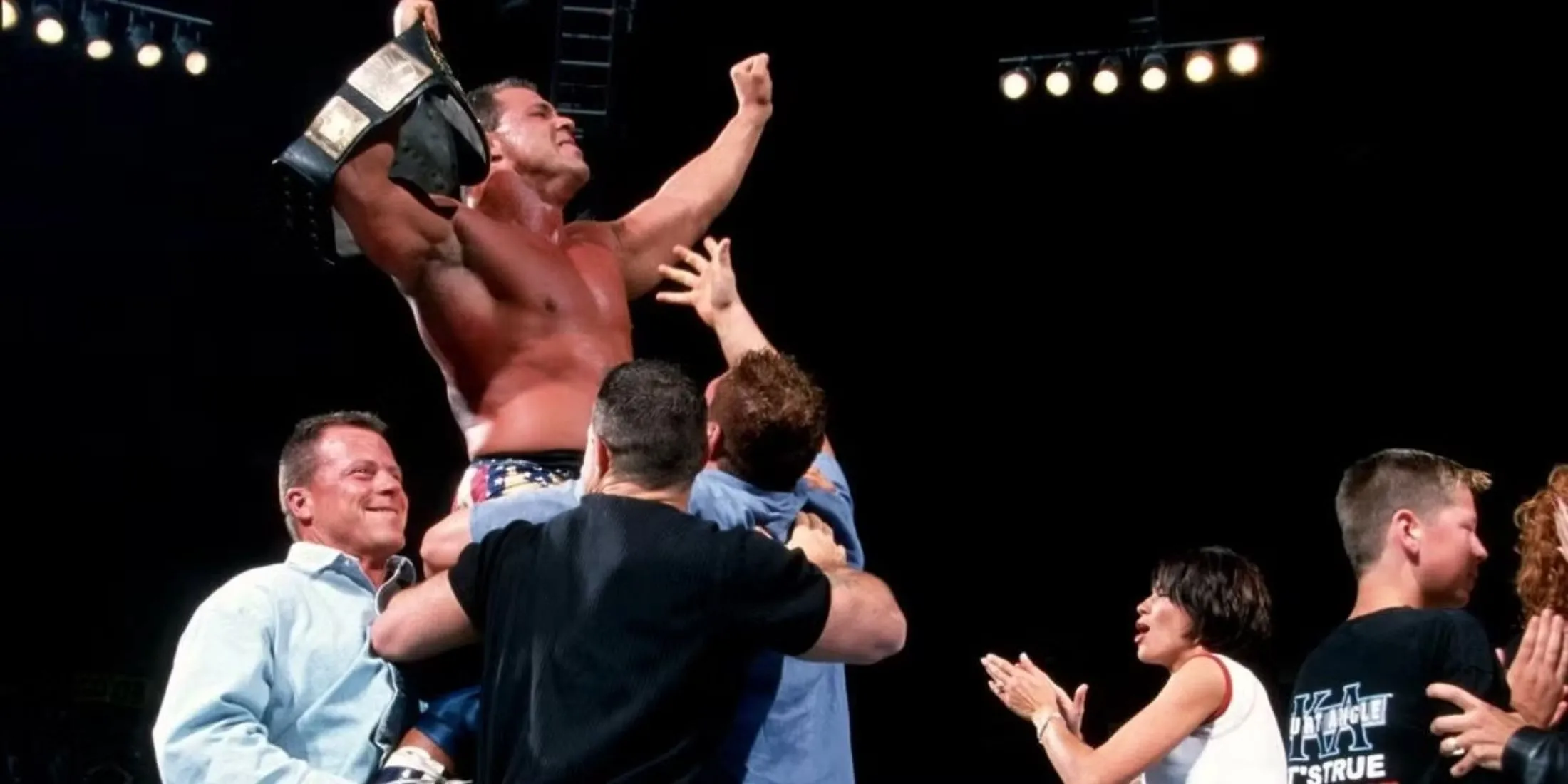 Kurt Angle là Nhà vô địch WWE giơ cao đai
