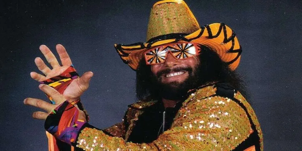 Macho Man Randy Savage đứng trên võ đài với trang phục đặc trưng